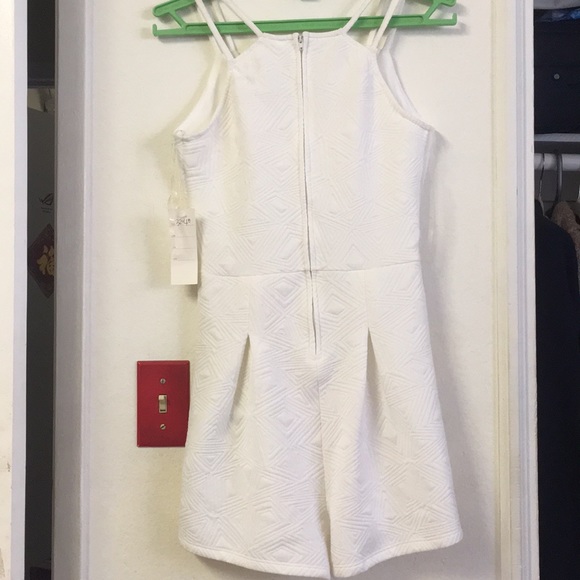 Chic white v neck romper - Picture 2 of 4